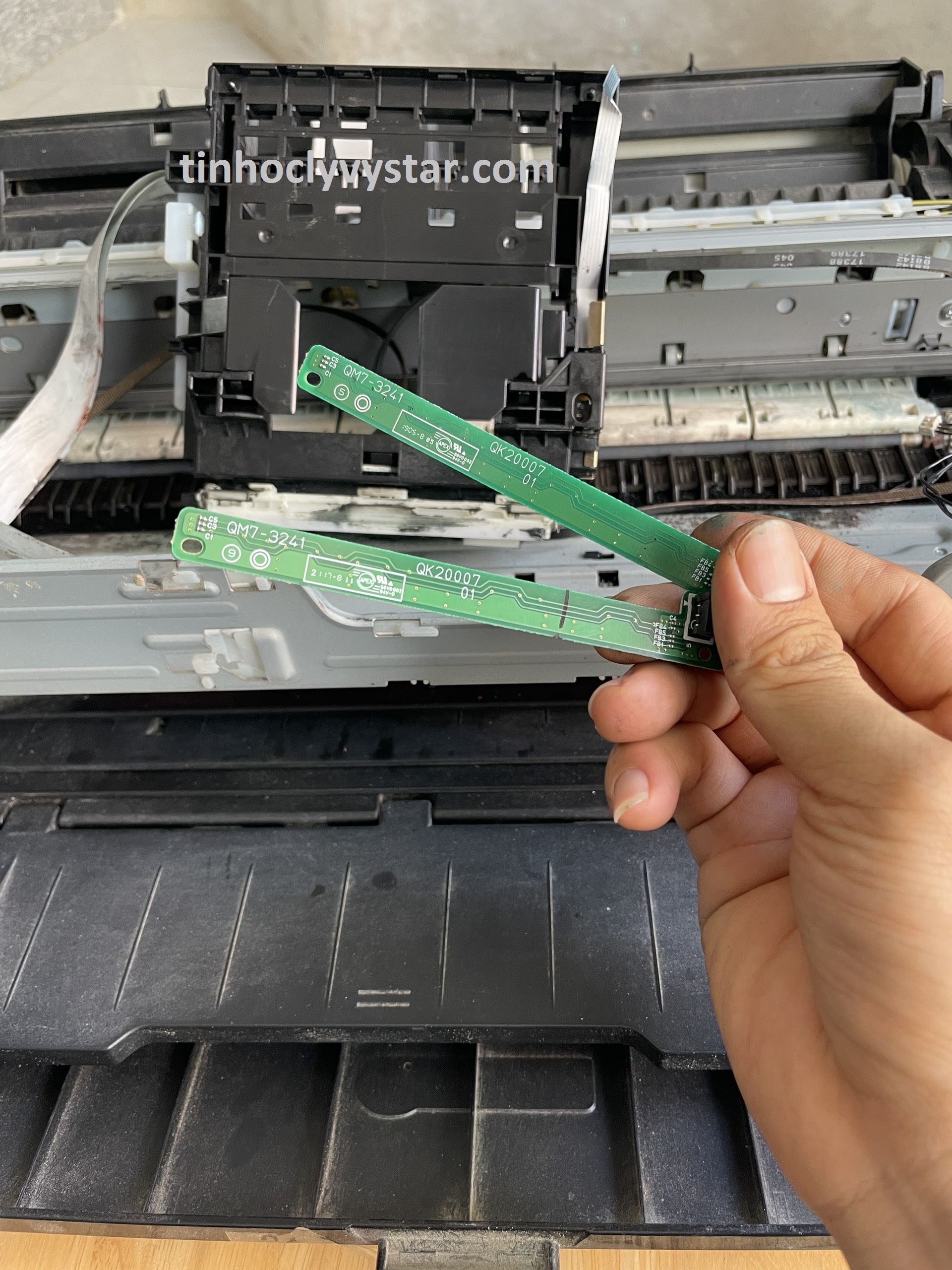 Sửa máy in Canon 6770/6860/6870... không nhận mực (báo 4 đèn) kiểm tra xem chip mực trên các tép mực in, bo nhận mực trên máy in