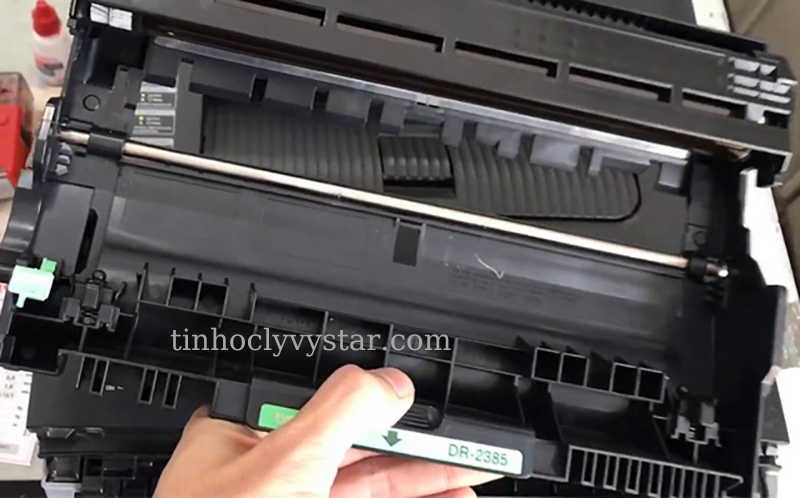 Sửa máy in Brother báo lỗi drum Kéo hộp mực ra, sau đó đặt hộp mực lại vị trí cũ