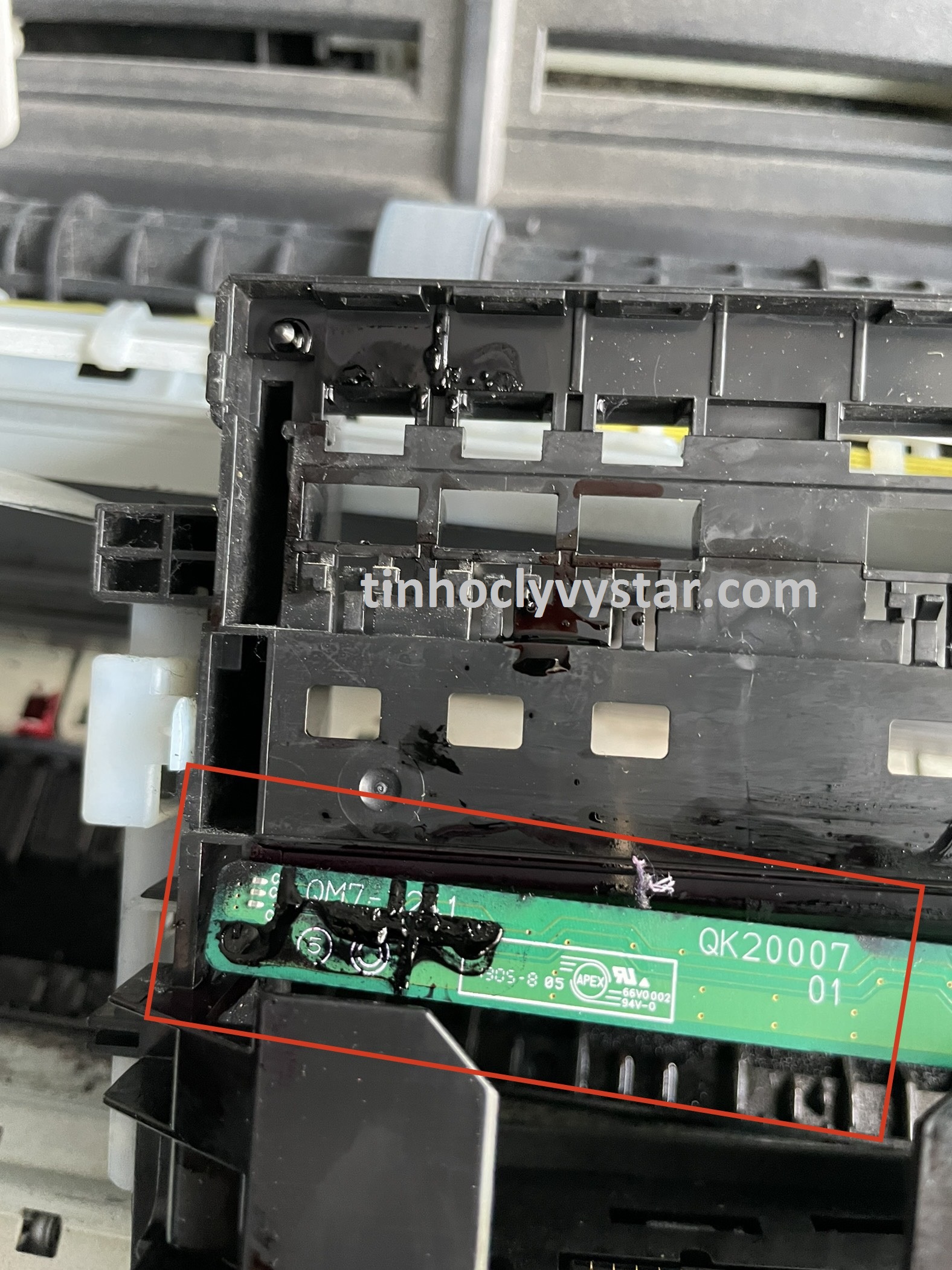 Sửa máy in Canon 6770/6860/6870... không nhận mực (báo 4 đèn) Bo mạch nhận mực bị chạm khiến máy in bị lỗi.