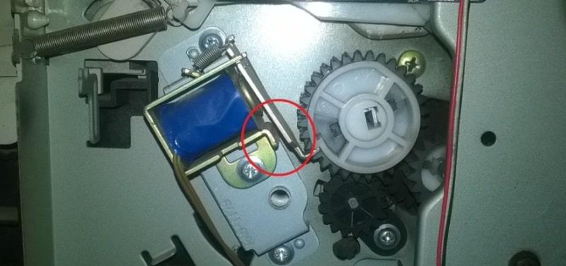 Máy in bị kẹt giấy là chuyện xảy ra quá thường xuyên với những ai hay sử dụng máy in Rơ le kéo giấy bị mòn, không kéo giấy được