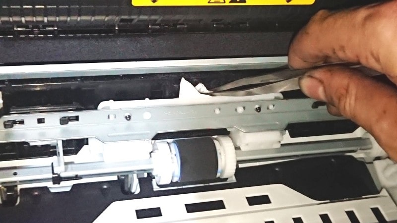 Sửa máy in Vũng Tàu kéo giấy một cách nhẹ nhàng để cân bằng lực kéo, tránh kéo nhanh, mạnh sẽ làm giấy bị rách.