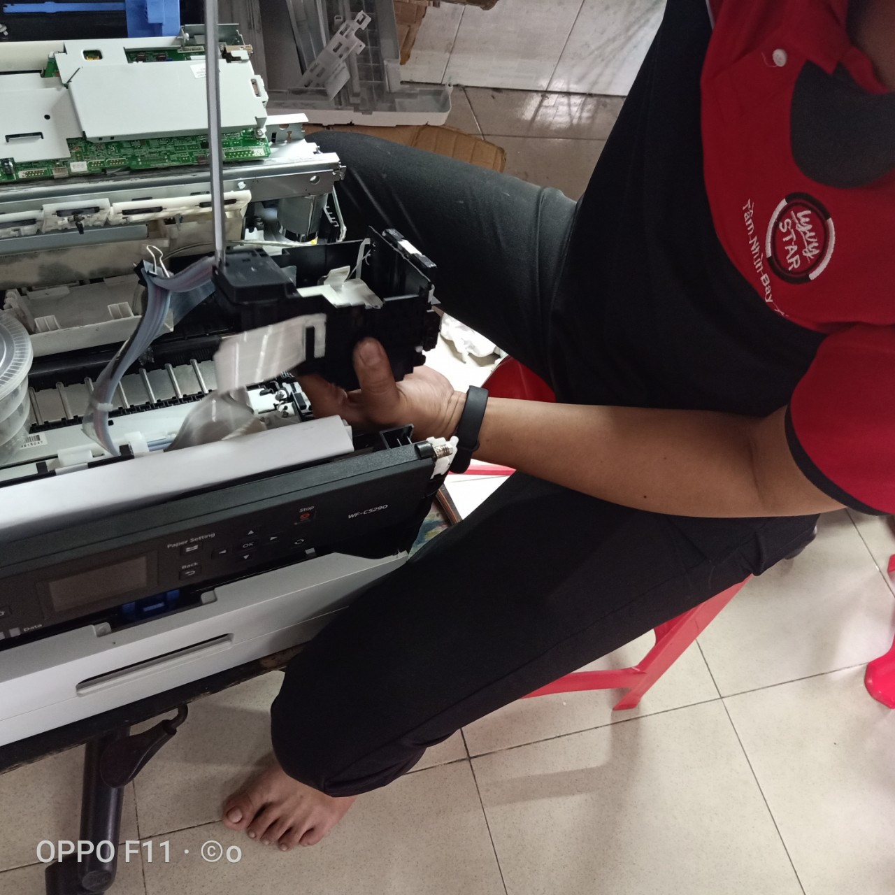 Đội ngũ kỹ thuật sửa máy in màu Epson có nhiều năm kinh nghiệm và được đào tạo bài bản Đội ngũ kỹ thuật sửa máy in màu Epson có nhiều năm kinh nghiệm và được đào tạo bài bản