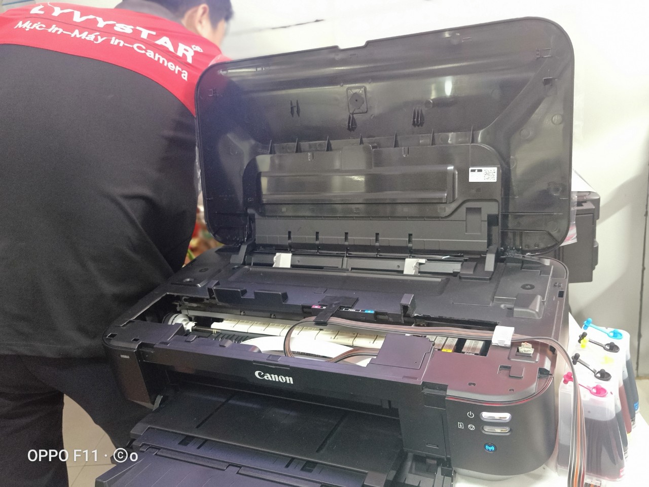 Thay đầu phun máy in canon  6770  Tiến hành tháo đầu phun cũ bằng cách nhẹ nhàng lấy ra khỏi vị trí của nó