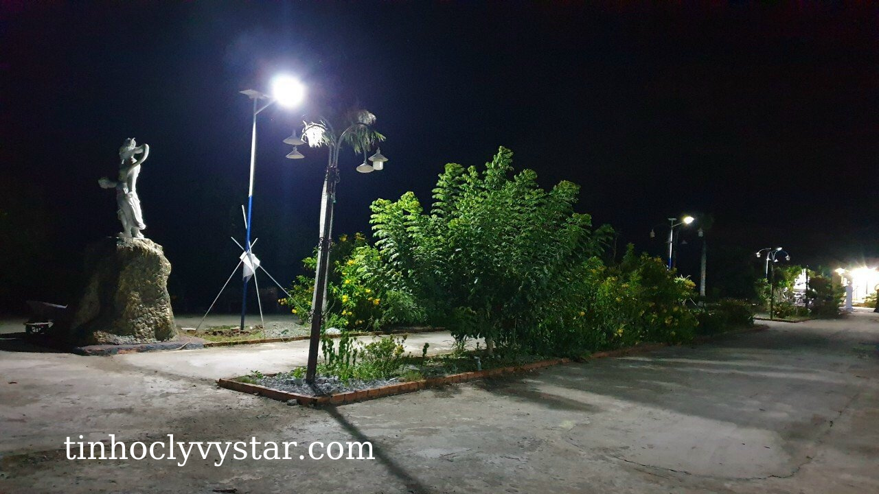 Đèn pha năng lượng mặt trời. Đèn pha năng lượng mặt trời.