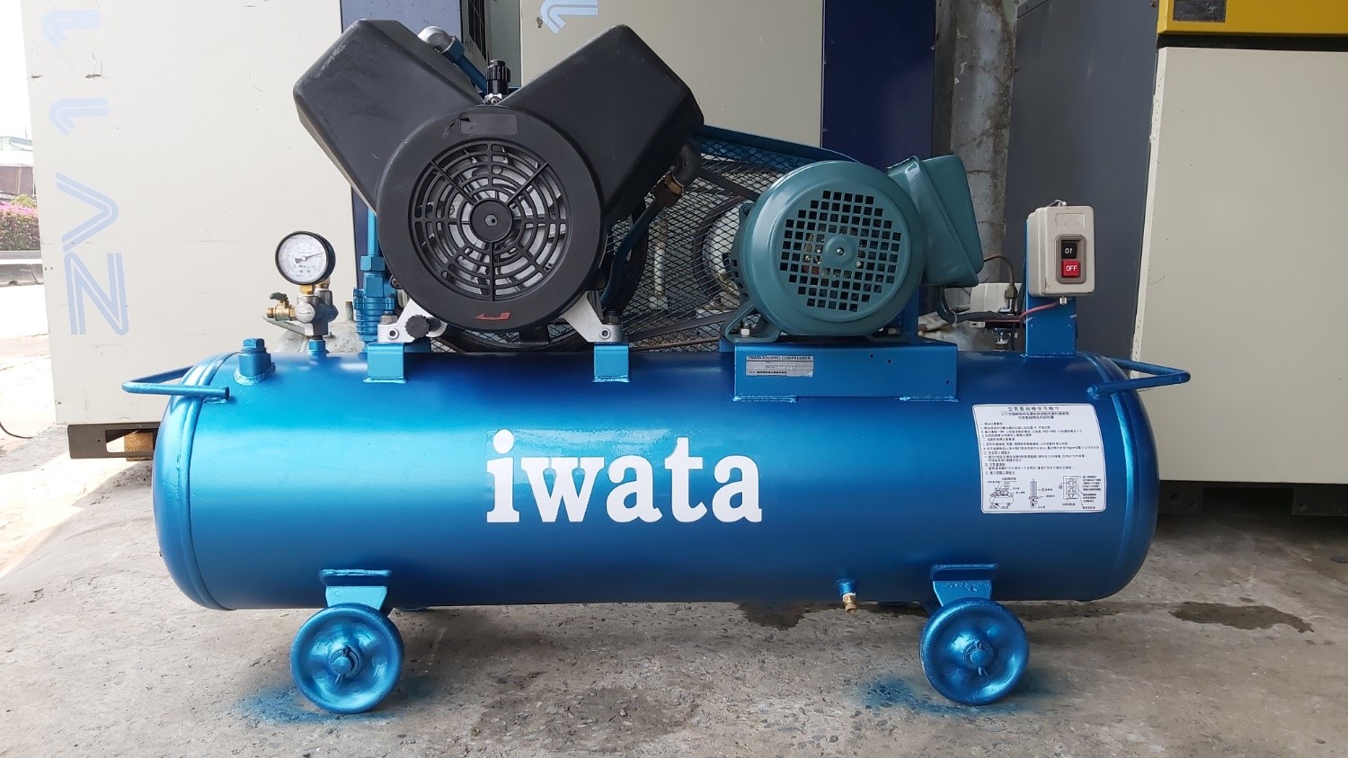 Máy nén khí Iwata có giá thành khá hợp lý