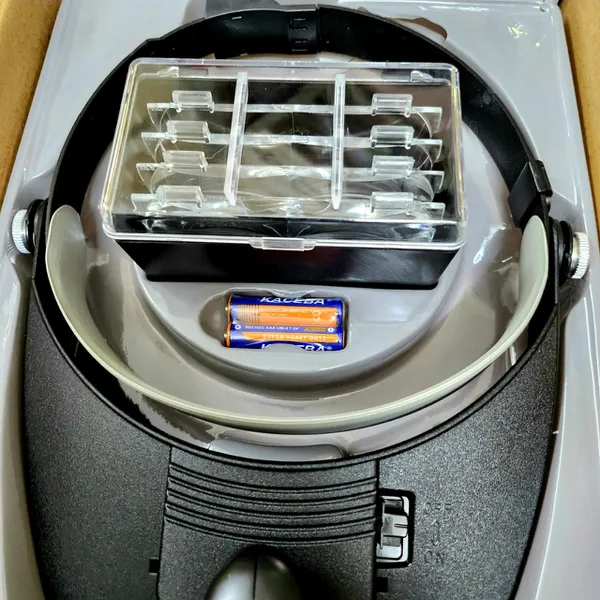 Kính phóng đại dành cho mọi lứa tuổi khi làm việc tỉ mỉ