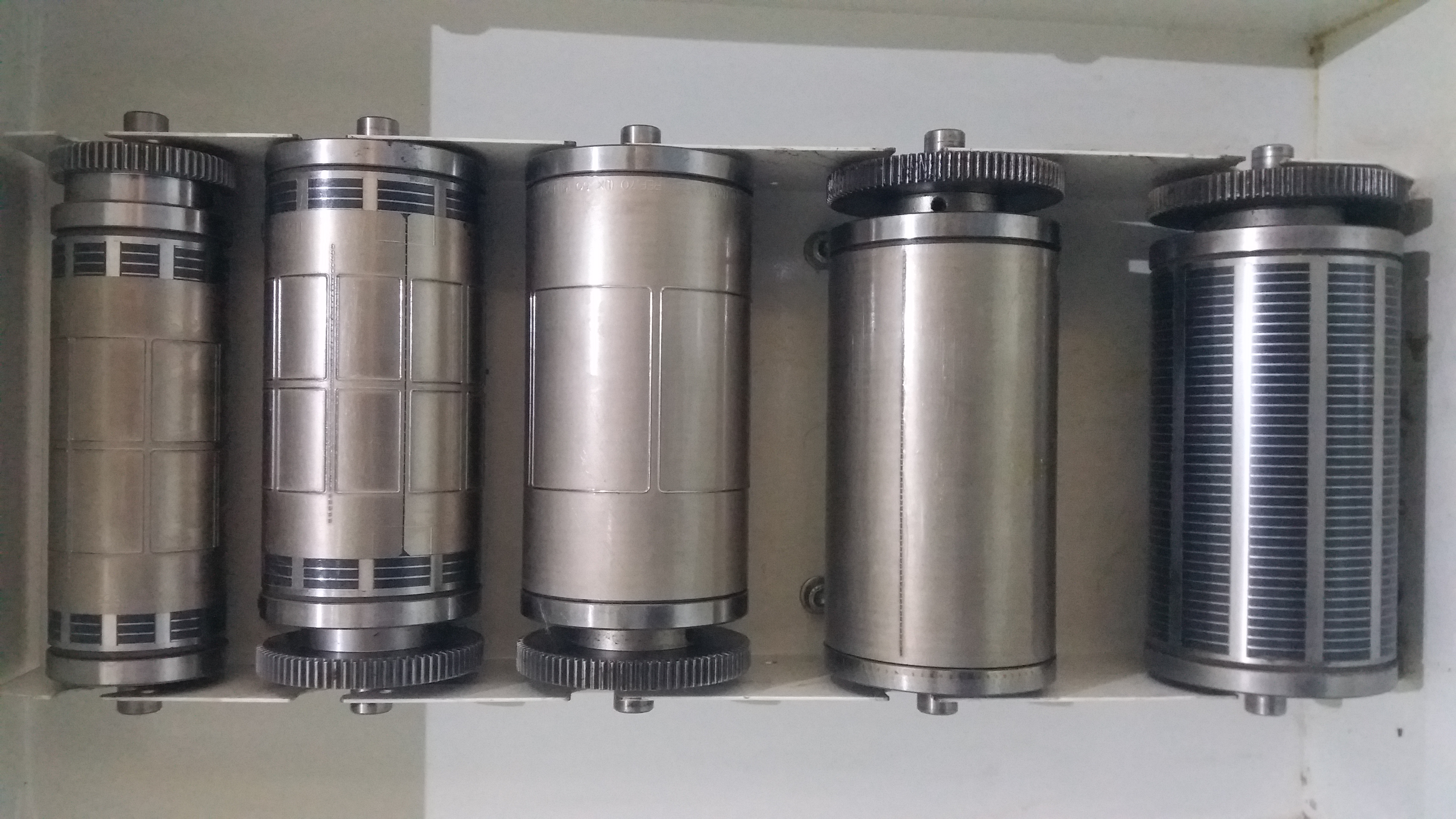 Máy móc hỗ trí sản xuất decal giấy Máy móc hỗ trí sản xuất decal giấy