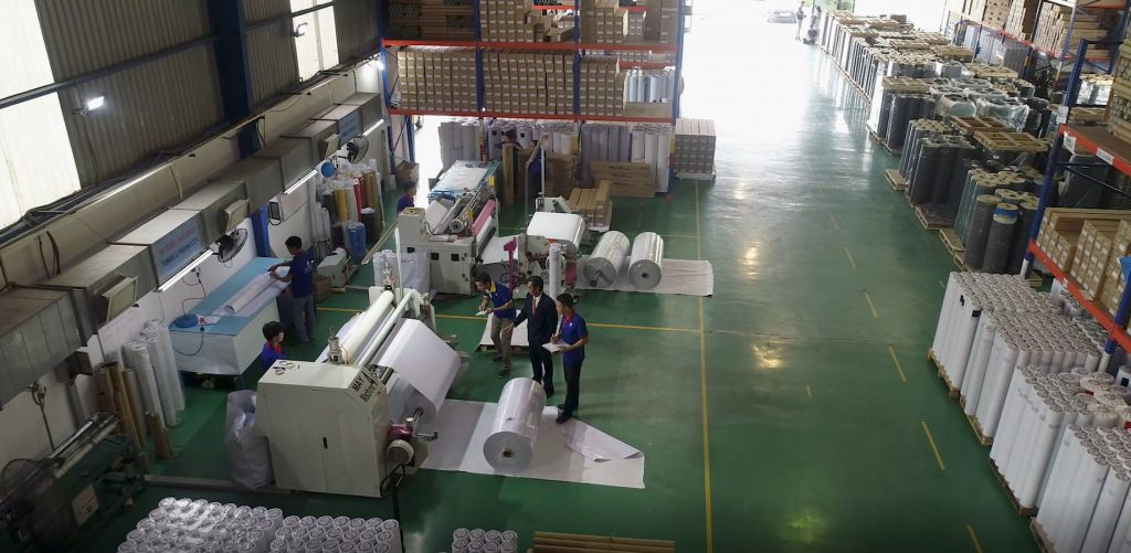 Xưởng sản xuất decal với quy mô lớn, thiết bị hiện đại Xưởng sản xuất decal với quy mô lớn, thiết bị hiện đại
