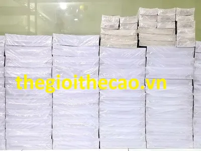 Nhãn decal in mã vạch dạng tờ và dạng xếp zigzag chuẩn bị đóng thùng giao cho khách hàng