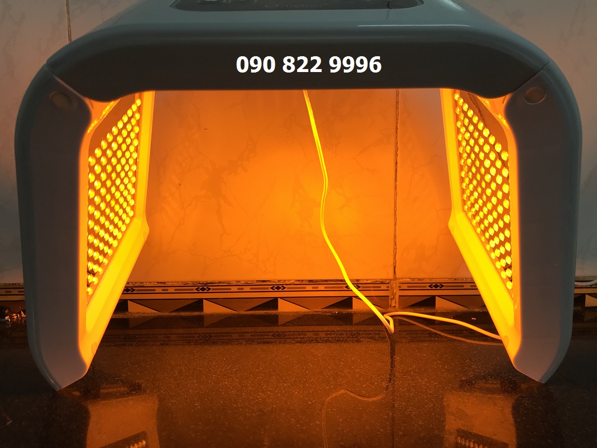 Ánh sáng vàng trên Vòm Ánh Sáng Omega Light 7 Màu Ánh sáng vàng trên Vòm Ánh Sáng Omega Light 7 Màu