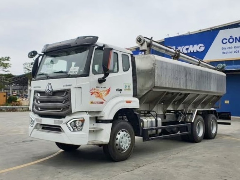 So sánh xe bồn cám trục vít JAC 8.6 tấn và Dongfeng, Howo