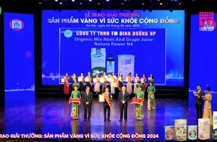 DINH DƯỠNG NP NHẬN GIẢI THƯỞNG SẢN PHẨM VÀNG VÌ SỨC KHỎE CỘNG ĐỒNG 2024