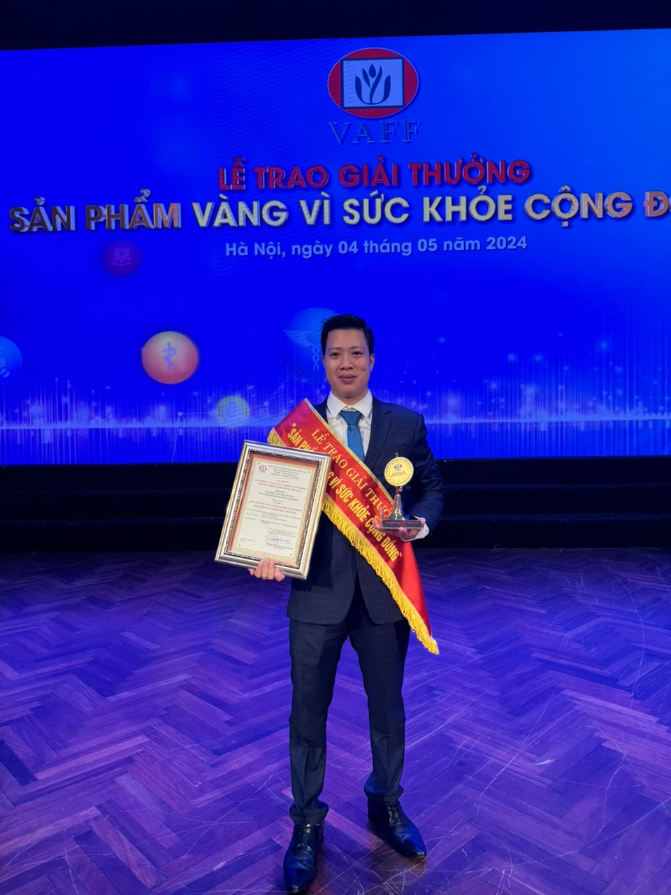 Ông Hoàng Văn Tuấn - Đại Diện Văn Phòng Dinh Dưỡng NP Miền Bắc nhận giải thưởng "Sản phẩm vàng vì sức khỏe cộng đồng 2024"