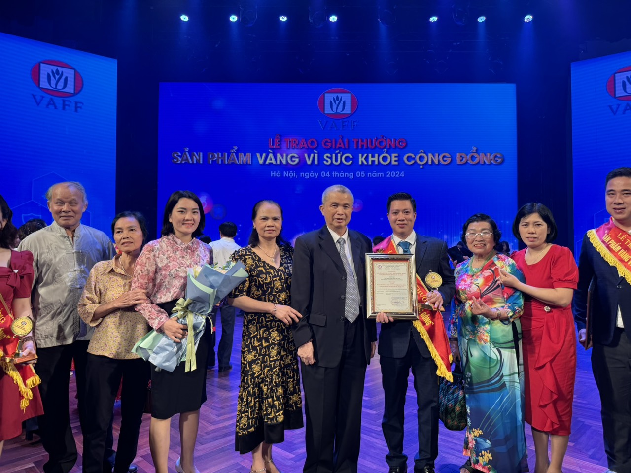 Đội ngũ Dinh Dưỡng NP tham dự lễ trao giải chụp hình lưu niệm cùng PGS.TS Trần Đáng - chủ tịch Hiệp Hội TPCN Việt Nam, Nguyên Cục Trưởng Cục An Toàn Thực Phẩm (áo vest chính giữa)