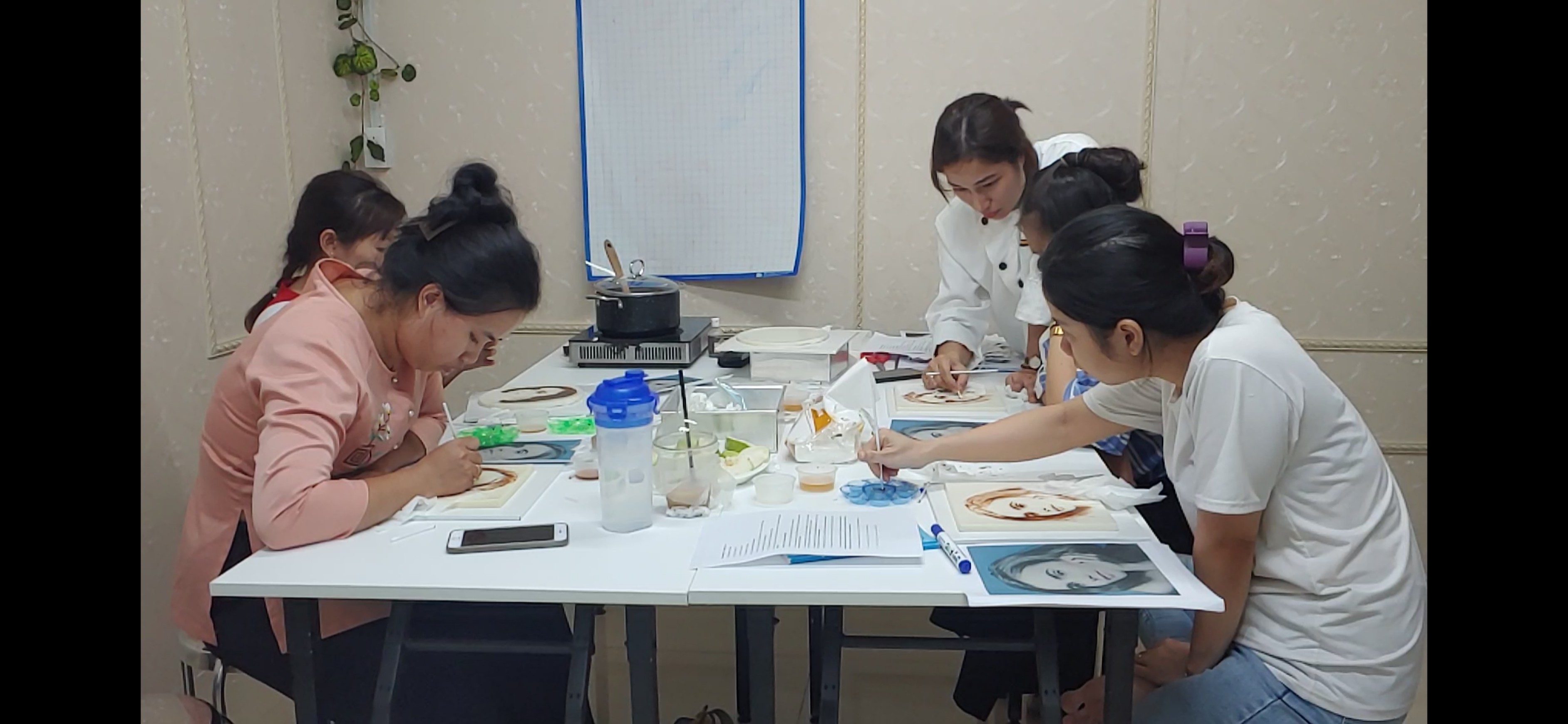 lop-truc-tiep-day-banh-rau-cau-ve-chan-dung