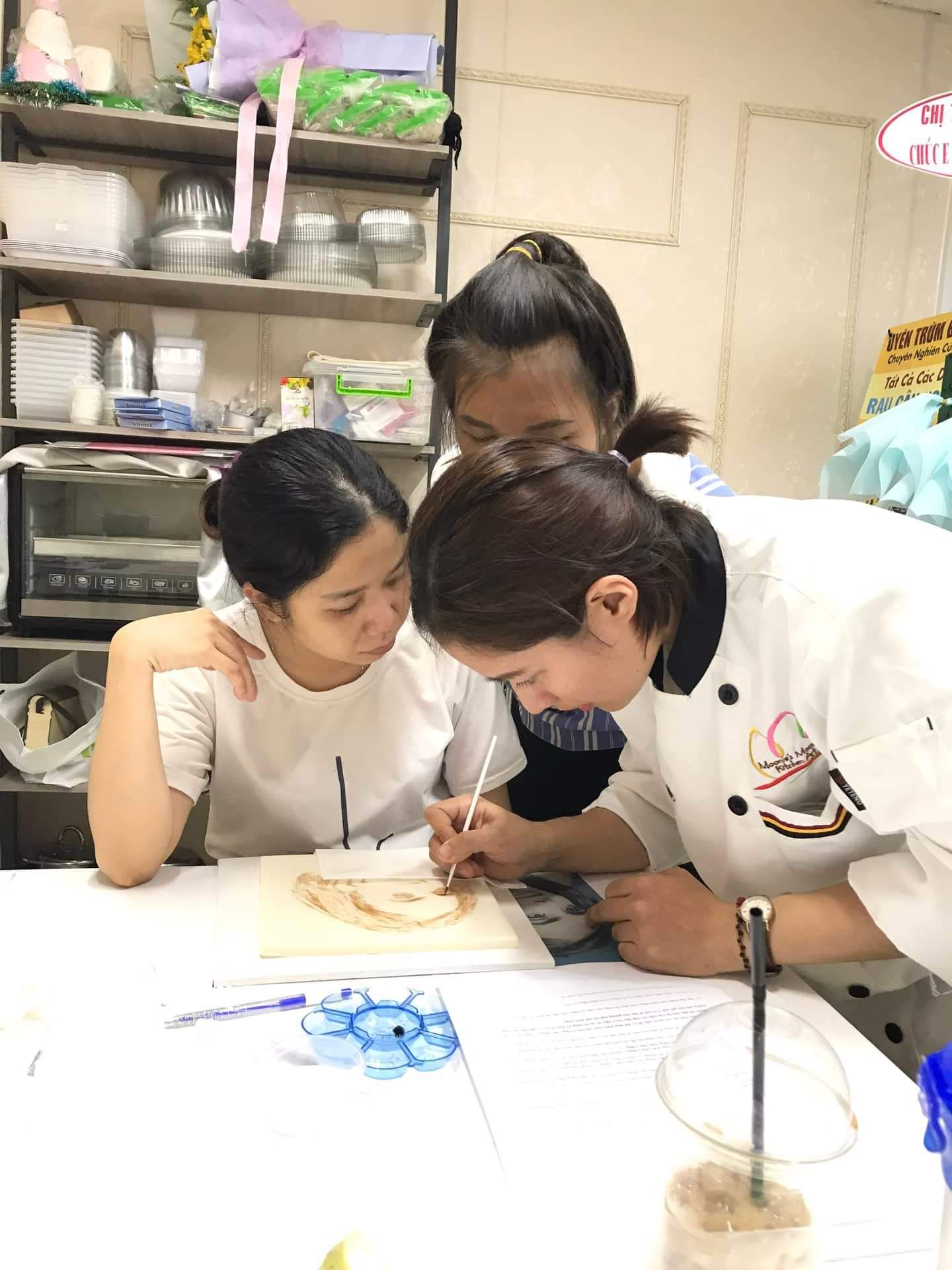 lop-truc-tiep-day-banh-rau-cau-ve-chan-dung