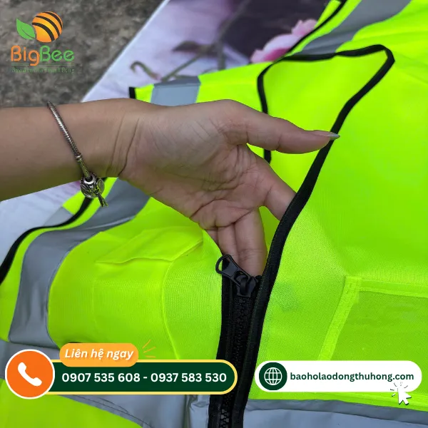 Cận cảnh khóa kéo và đường viền áo gile bảo hộ Cận cảnh khóa kéo và đường viền áo gile bảo hộ