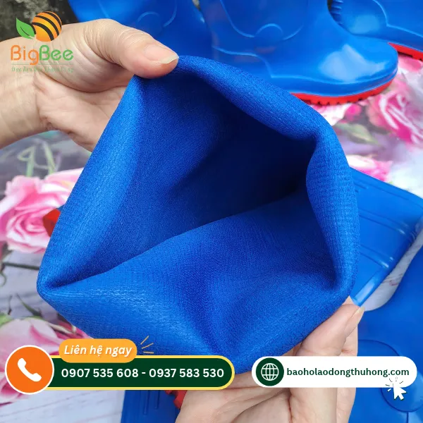 Kiểm tra lớp lót bên trong ủng PVC Thùy Dương Kiểm tra lớp lót bên trong ủng PVC Thùy Dương