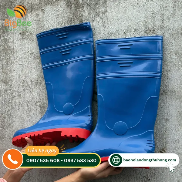 Kiểu dáng cổ cao của đôi ủng PVC Thùy Dương xanh đế đỏ Kiểu dáng cổ cao của đôi ủng PVC Thùy Dương xanh đế đỏ