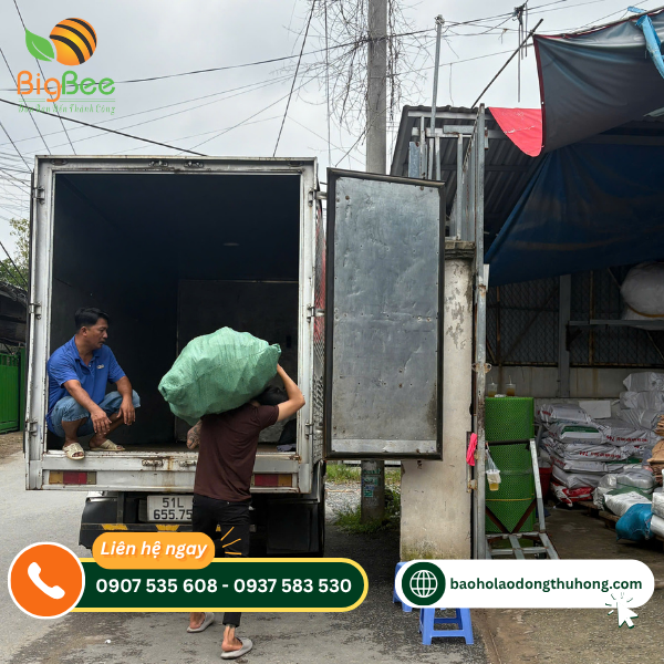Bốc xếp hàng lên xe giao cho khách tại kho Thu Hồng Bốc xếp hàng lên xe giao cho khách tại kho Thu Hồng