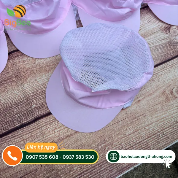 Cận cảnh đỉnh lưới trắng của nón công nhân màu hồng Cận cảnh đỉnh lưới trắng của nón công nhân màu hồng