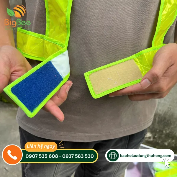 Cận cảnh khóa dán tiện lợi của dây đeo phản quang xanh chuối Cận cảnh khóa dán tiện lợi của dây đeo phản quang xanh chuối
