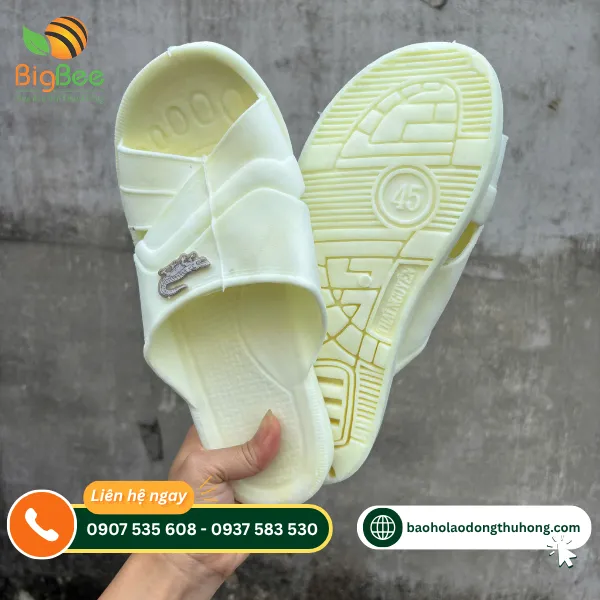 Cận cảnh vân đế và lòng dép nhựa cá sấu trắng ngà Cận cảnh vân đế và lòng dép nhựa cá sấu trắng ngà
