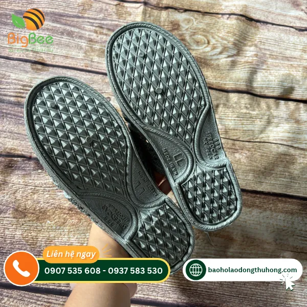 Cận cảnh vân đế hình thoi của dép tổ ong màu xám Cận cảnh vân đế hình thoi của dép tổ ong màu xám