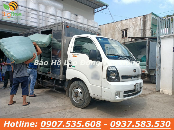 đi đơn giao hàng giẻ lau, bao tay muối tiêu 70g cho công ty Quang Huy 03
