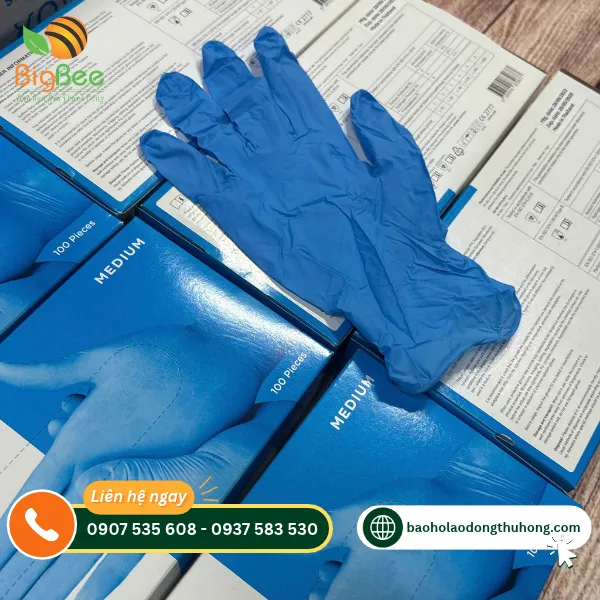 Găng tay Nitrile Covguard màu xanh và bao bì sản phẩm Găng tay Nitrile Covguard màu xanh và bao bì sản phẩm