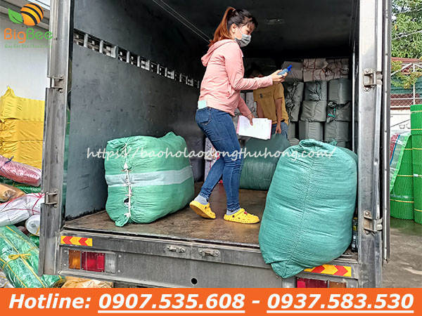 Giao 10000 đôi ủng, bao tay len nhúng nhựa đi Bình Thuận 02