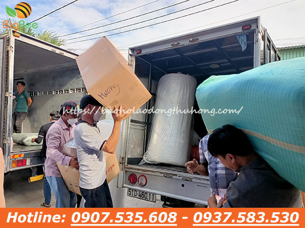 giao dép tổ ong, ủng bảo hộ màu trắng đi chành An Giang 01