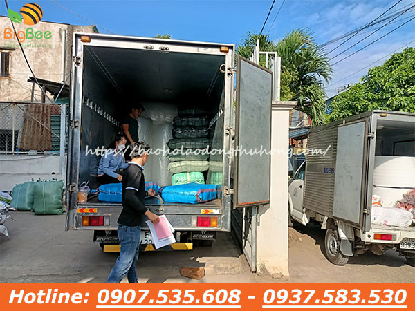 giao dép tổ ong, ủng bảo hộ màu trắng đi chành An Giang 02