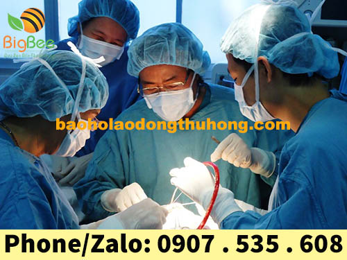 hình ảnh bác sĩ đội nón trùm đầu y tế xanh trong ca phẫu thuật