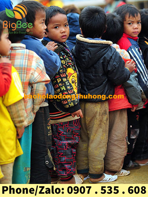 hình ảnh em bé mang dép tổ ong màu trắng