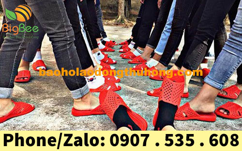 hình ảnh học sinh chụp kỷ yếu với dép tổ ong nhiều màu