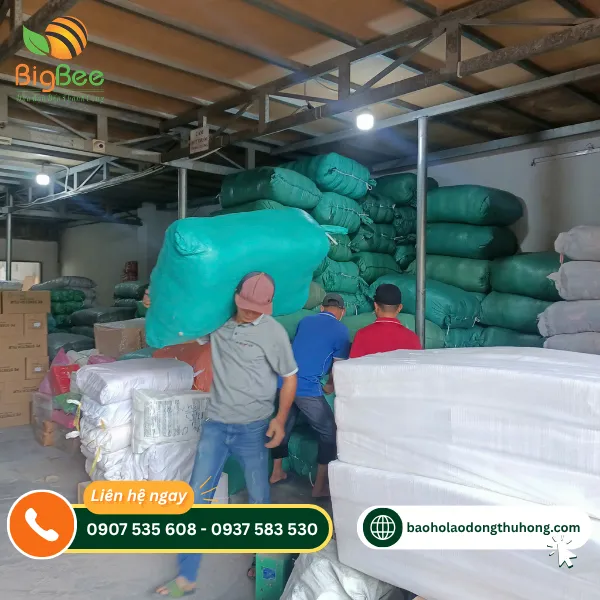 Hoạt động bốc xếp hàng tại kho bảo hộ lao động Thu Hồng Hoạt động bốc xếp hàng tại kho bảo hộ lao động Thu Hồng