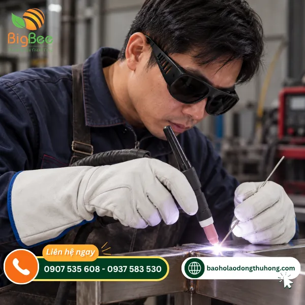 Hình minh họa người thợ đeo kính tròng đen khi hàn kim loại Hình minh họa người thợ đeo kính tròng đen khi hàn kim loại