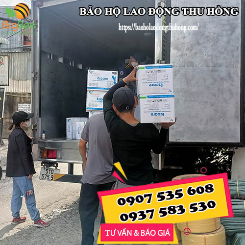 Lên hàng 50 thùng găng tay y tế Nitrile Ezcare giao cho khách Lên hàng 50 thùng găng tay y tế Nitrile Ezcare giao cho khách