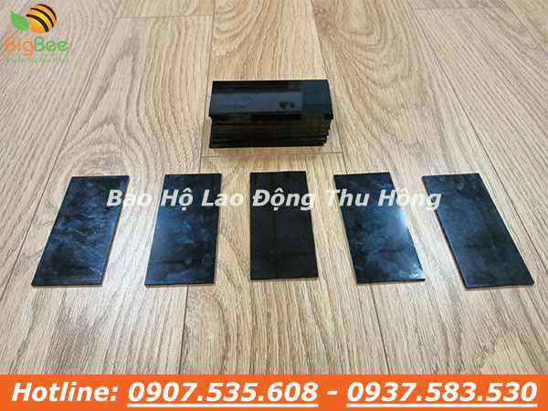 Miếng kính hàn đen gắn mặt nạ hàn