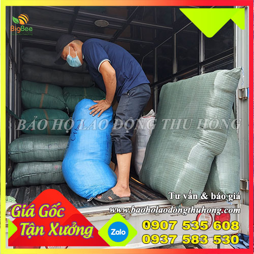 Nhân viên giao hàng áo bảo hộ gile 4 túi hộp tại kho Nhân viên giao hàng áo bảo hộ gile 4 túi hộp tại kho