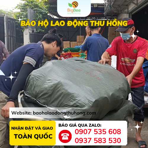 Nhân viên kiểm tra ủng bảo hộ lao động trước khi xuất kho