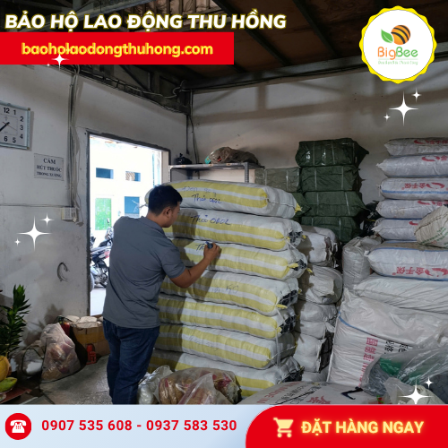 Nhân viên soạn đưn găng tay len poly đen 50g chuẩn bị giao Nhân viên soạn đưn găng tay len poly đen 50g chuẩn bị giao