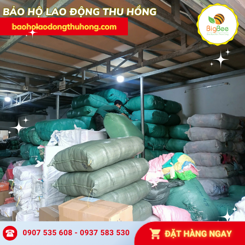 Nhân viên Thu Hồng kiểm đếm từng bao vải vụn trước khi xuất kho Nhân viên Thu Hồng kiểm đếm từng bao vải vụn trước khi xuất kho