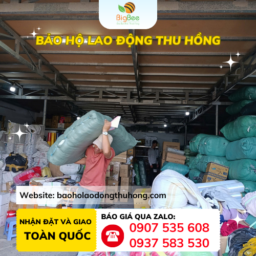 Nhân viên vận chuyển các loại bao tay len bảo hộ lên xe Nhân viên vận chuyển các loại bao tay len bảo hộ lên xe