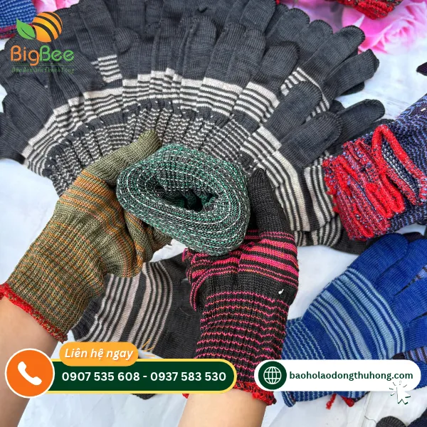 Cận cảnh bo cổ tay và sợi dệt của găng tay poly Cận cảnh bo cổ tay và sợi dệt của găng tay poly