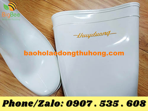 Phần thân của ủng Thùy Dương trắng đi mưa