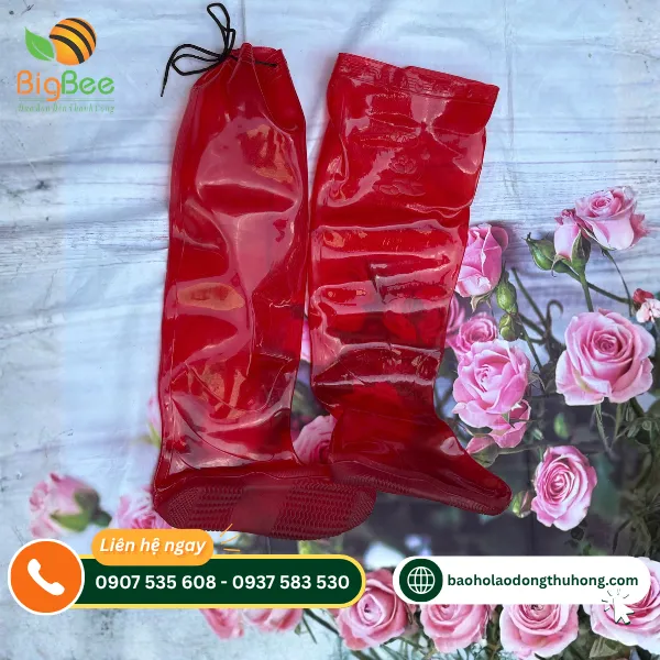 Ủng lội ruộng màu đỏ có dây rút ở miệng ủng Ủng lội ruộng màu đỏ có dây rút ở miệng ủng