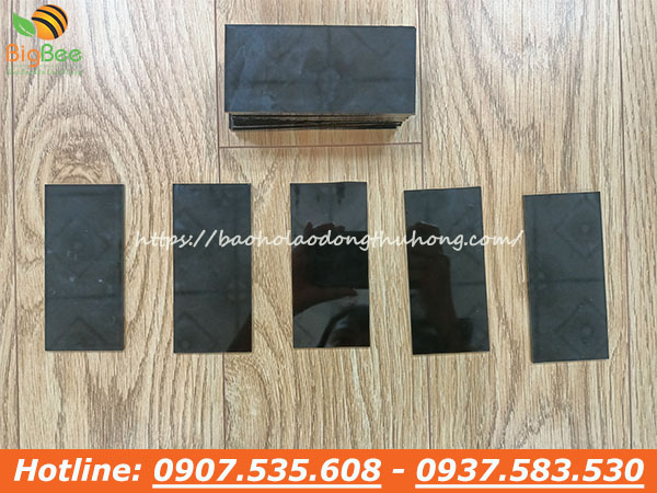 tấm kính hàn màu đen tối