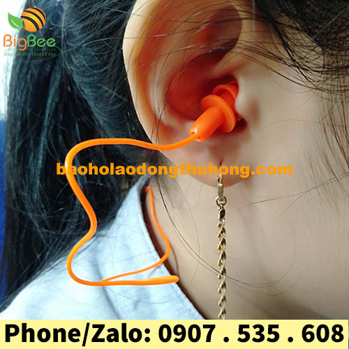thử đeo nút bịt tai chống ồn 2 tầng